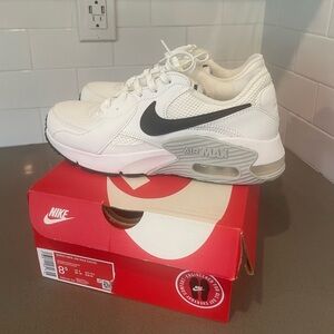 WOMEN'S NIKE AIR MAX EXCEE SNEAKERS-8.5